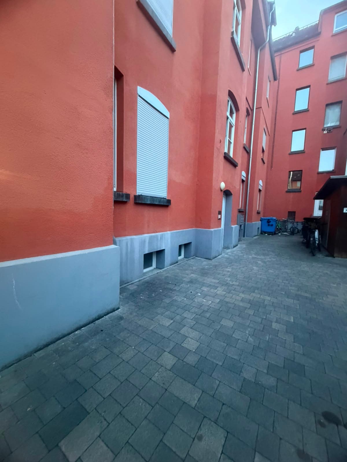 Nachher: leer geräumter Hof