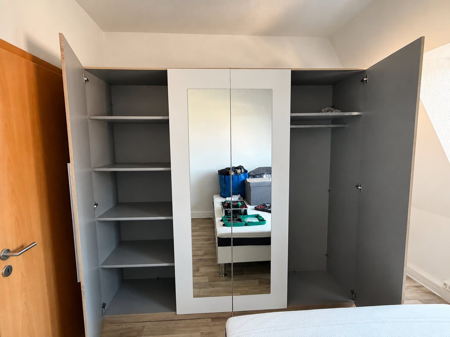 Vorher: Kleiderschrank vor dem Abbau