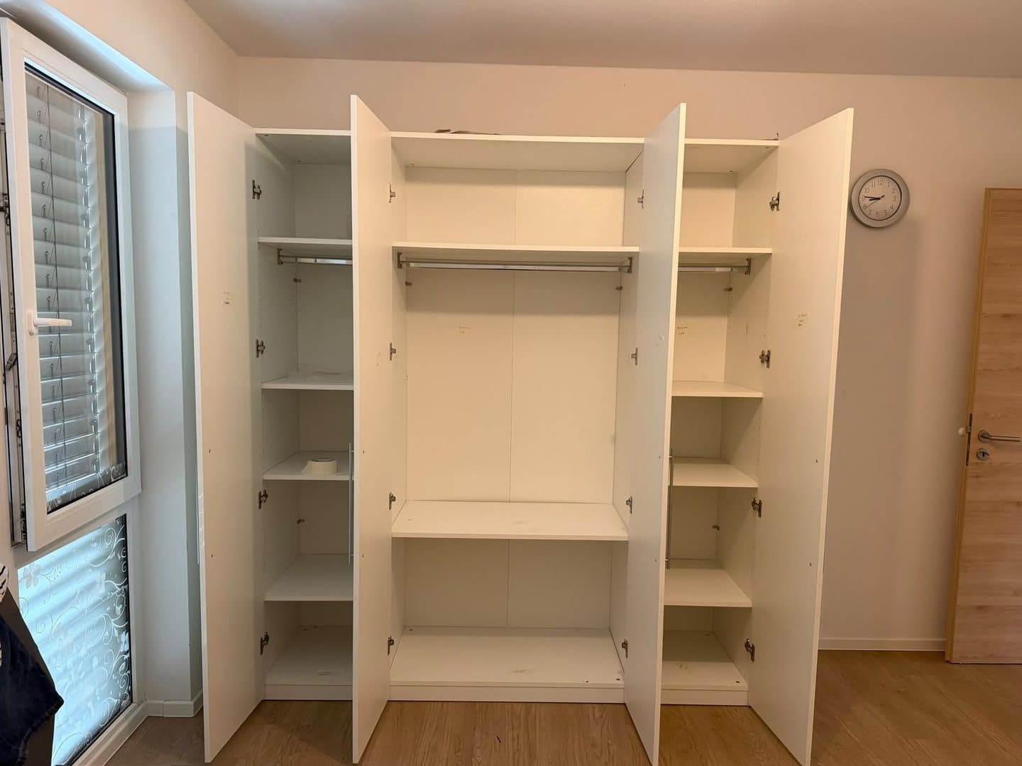 Vorher: Kleiderschrank steht noch im Zimmer
