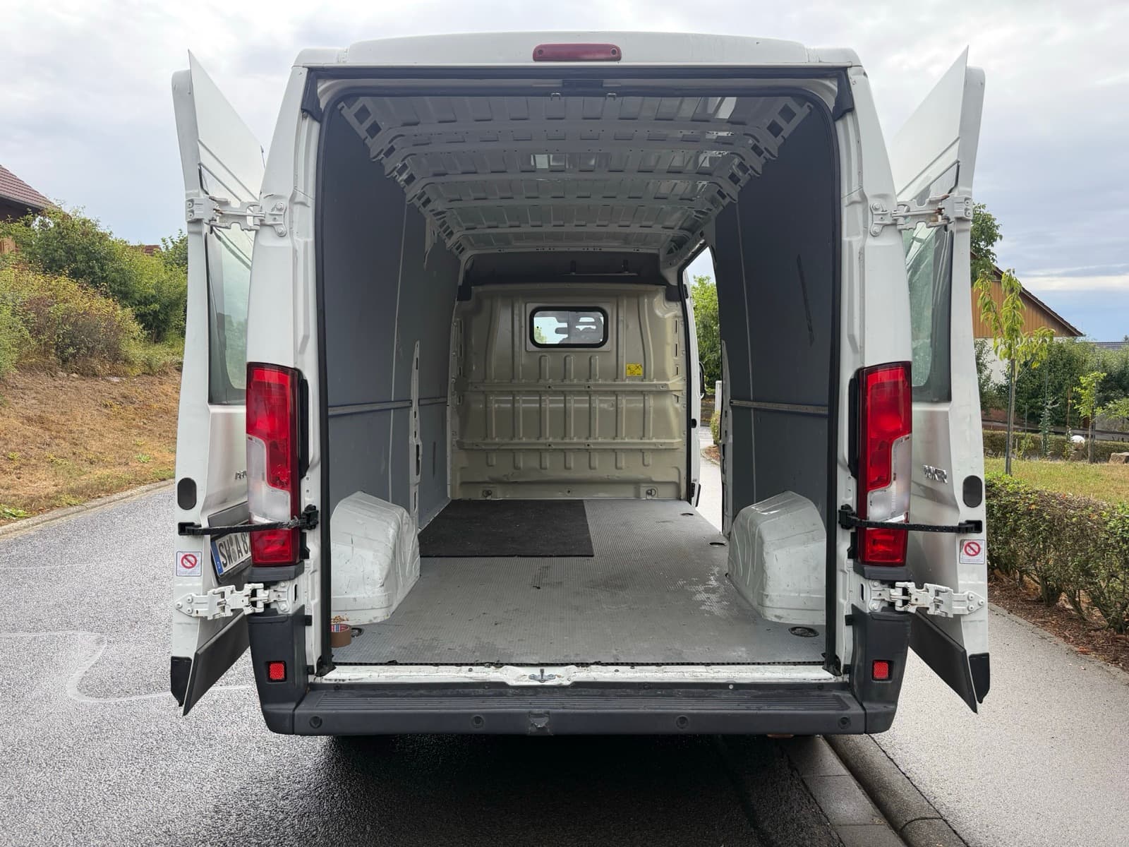Nachher: leerer Transporter nach dem Ausladen