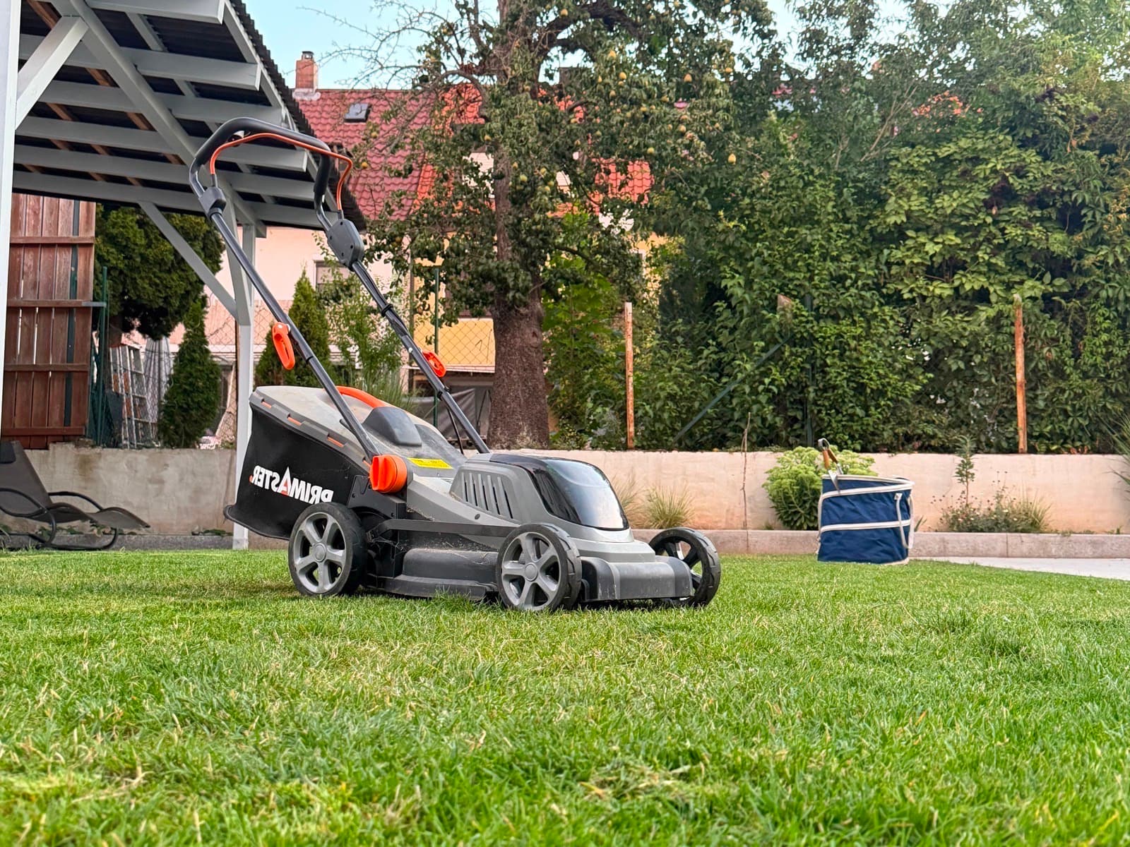 Nachher: frisch gemähter, gepflegter Rasen