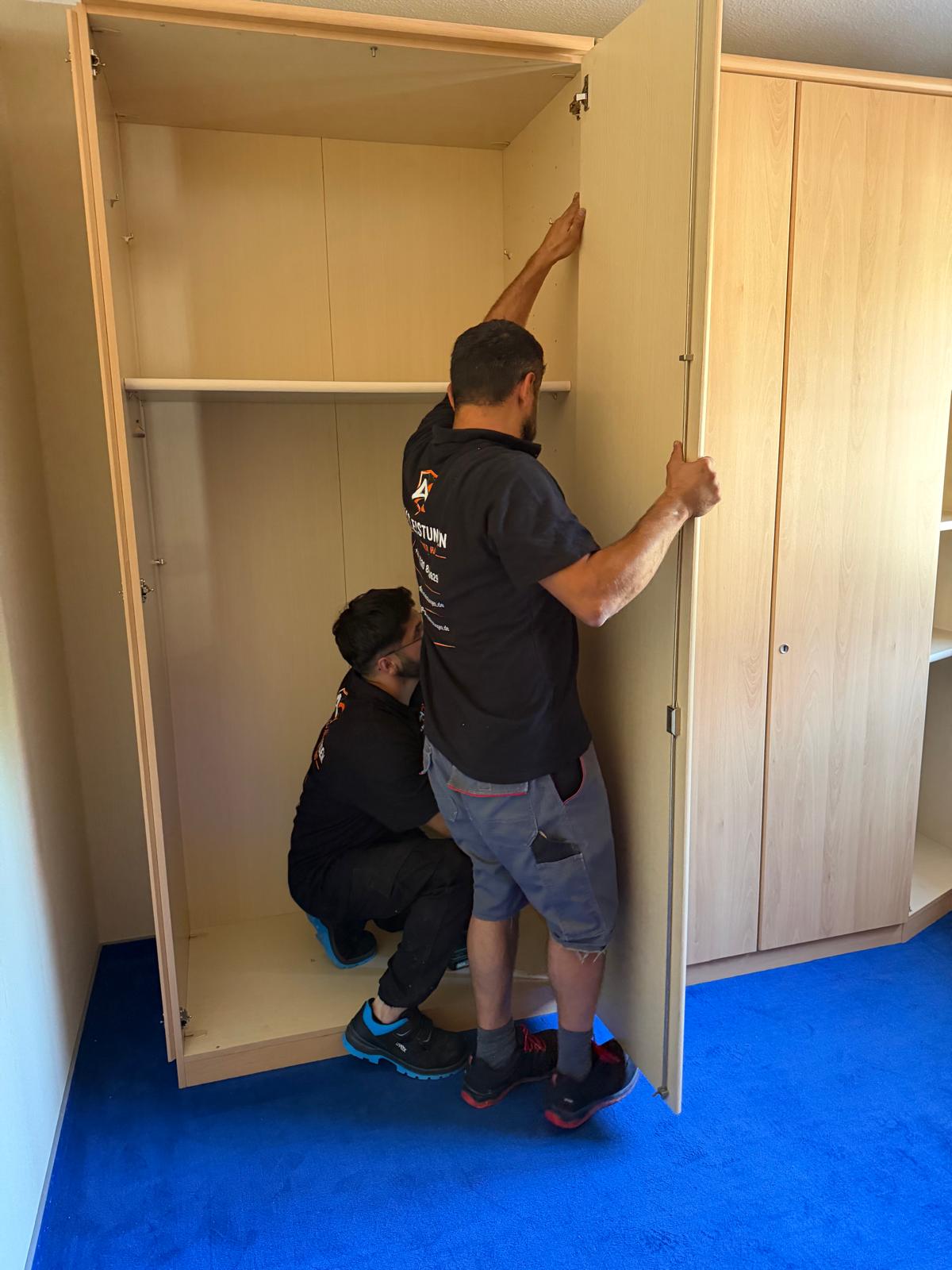 AQ Dienstleistungen beim Zusammenbau eines Kleiderschranks