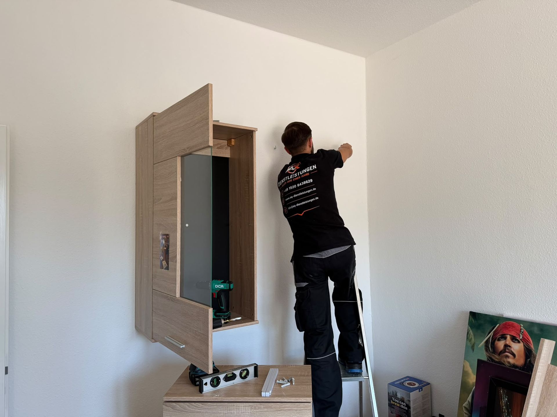 AQ Dienstleistungen Team bei der Möbelmontage